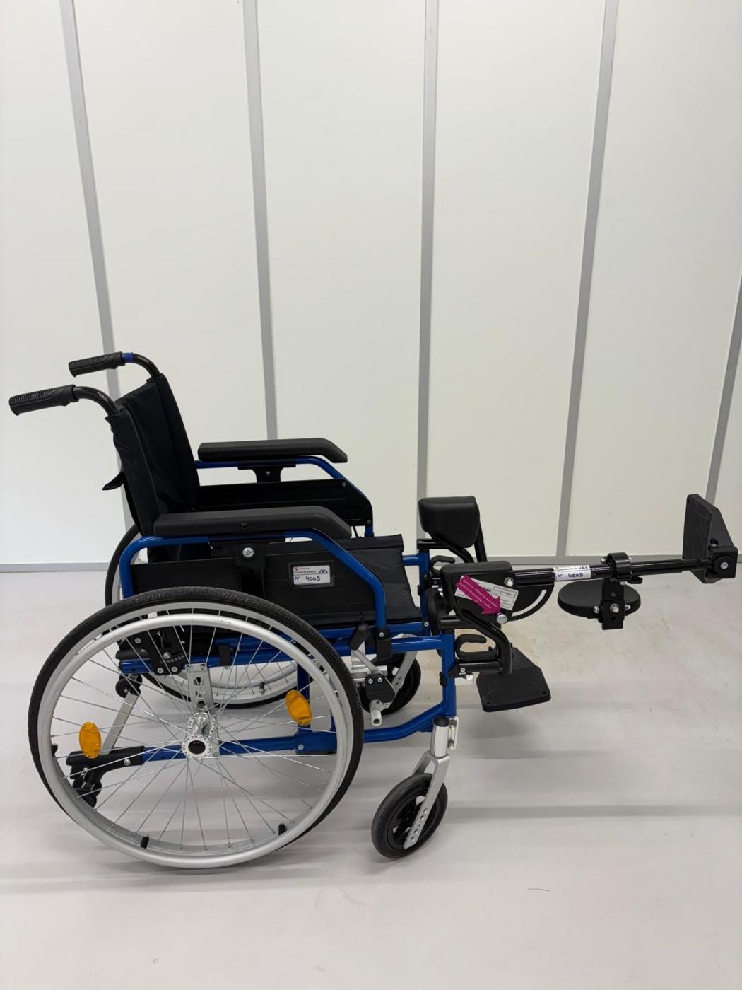 Rolstoel kind met beensteunen